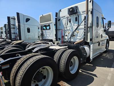 Used 2017 Freightliner Cascadia Detroit Diesel DD15 Semi Truck with Sleeper Cab for sale #676626 - photo 2