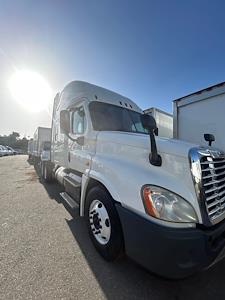 Used 2018 Freightliner Cascadia Cummins X15 Semi Truck with Sleeper Cab for sale #764151 - photo 1