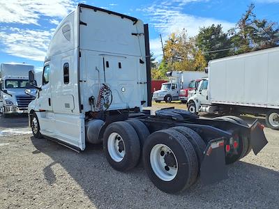 Used 2020 Freightliner Cascadia Detroit Diesel DD15 Semi Truck with Sleeper Cab for sale #275098 - photo 2