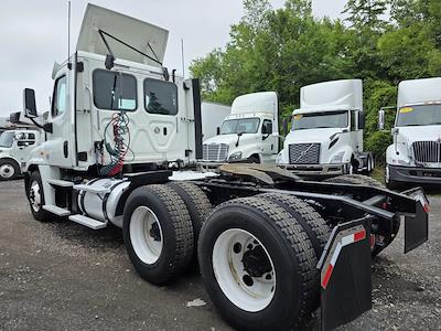 Used 2017 Freightliner Cascadia Detroit Diesel DD15 Semi Truck for sale #681427 - photo 2