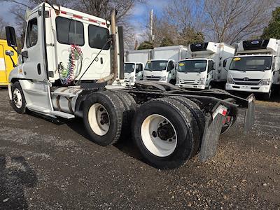 Used 2018 Freightliner Cascadia Cummins X15 Semi Truck for sale #683730 - photo 2