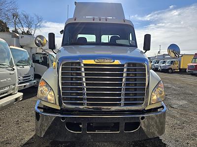 Used 2018 Freightliner Cascadia Detroit DD13 Semi Truck for sale #788860 - photo 2