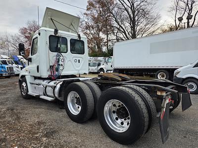 Used 2019 Freightliner Cascadia Detroit Diesel DD15 Semi Truck for sale #808618 - photo 2