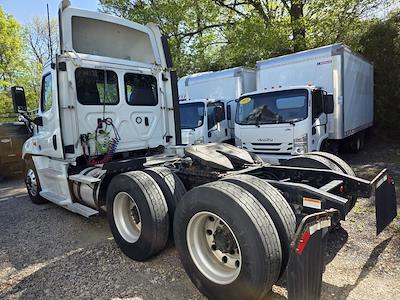 Used 2019 Freightliner Cascadia Detroit Diesel DD15 Semi Truck for sale #867571 - photo 2