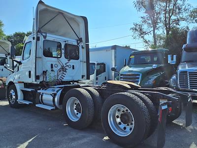 Used 2019 Freightliner Cascadia Detroit Diesel DD15 Semi Truck for sale #870452 - photo 2