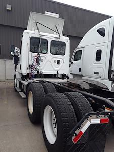 Used 2015 Freightliner Cascadia Cummins ISX Semi Truck for sale #333624 - photo 2