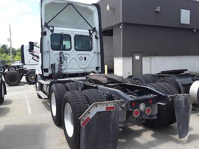 Used 2019 Freightliner Cascadia Detroit DD13 Semi Truck for sale #877688 - photo 2