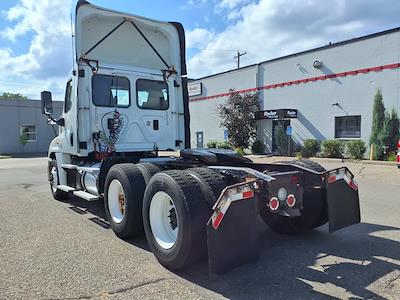 Used 2017 Freightliner Cascadia Detroit Diesel DD15 Semi Truck for sale #672047 - photo 2