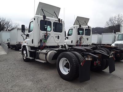 Used 2017 Freightliner Cascadia Detroit DD13 Semi Truck for sale #668297 - photo 2
