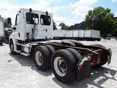 Used 2018 Freightliner Cascadia Detroit Diesel DD15 Semi Truck for sale #684851 - photo 2
