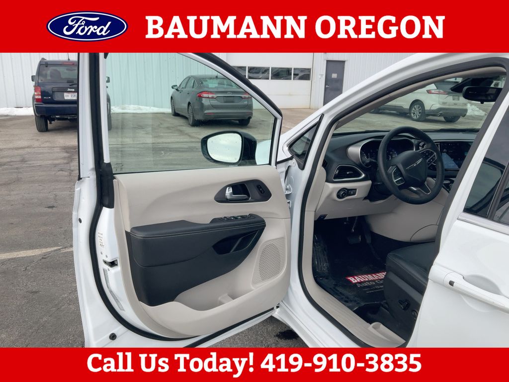 Used 2024 Chrysler Pacifica Touring L Minivan - photo 2