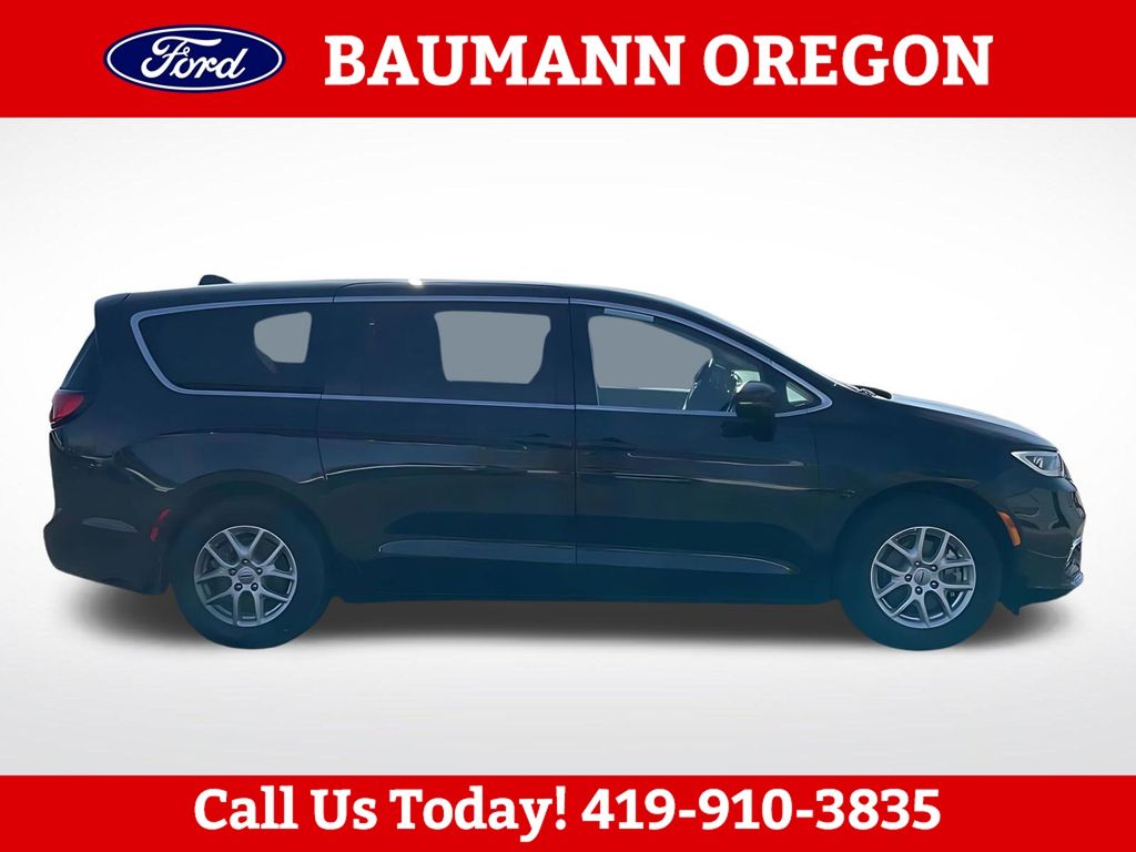 Used 2023 Chrysler Pacifica - photo 8