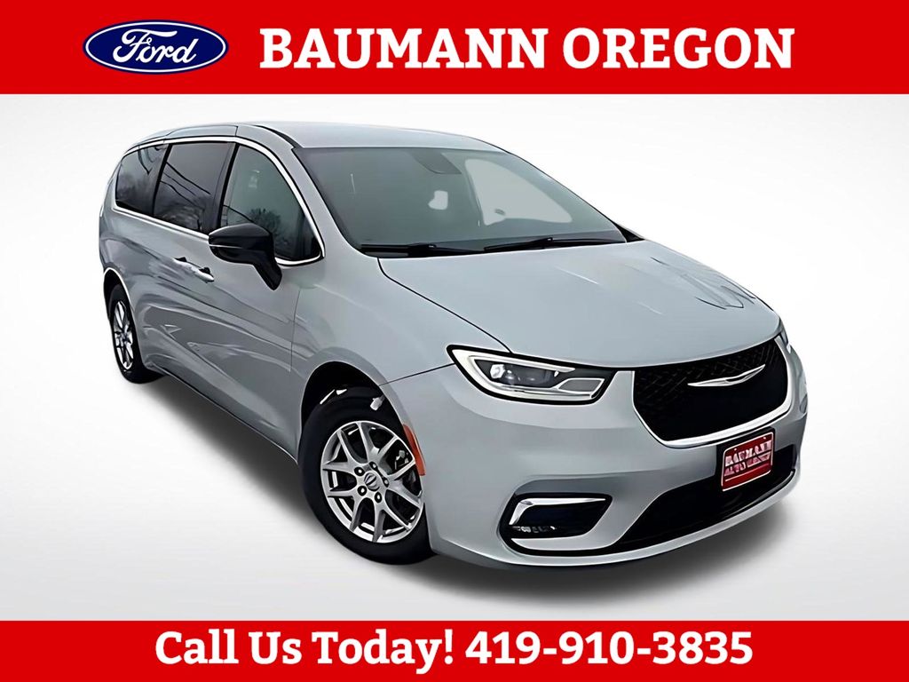 Used 2024 Chrysler Pacifica - photo 1