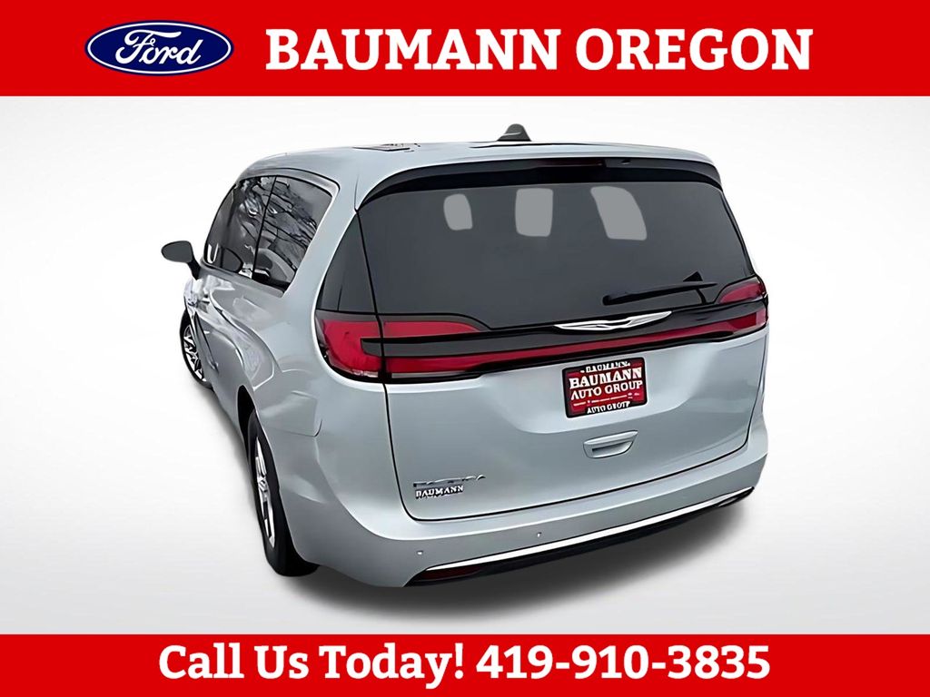 Used 2024 Chrysler Pacifica - photo 2