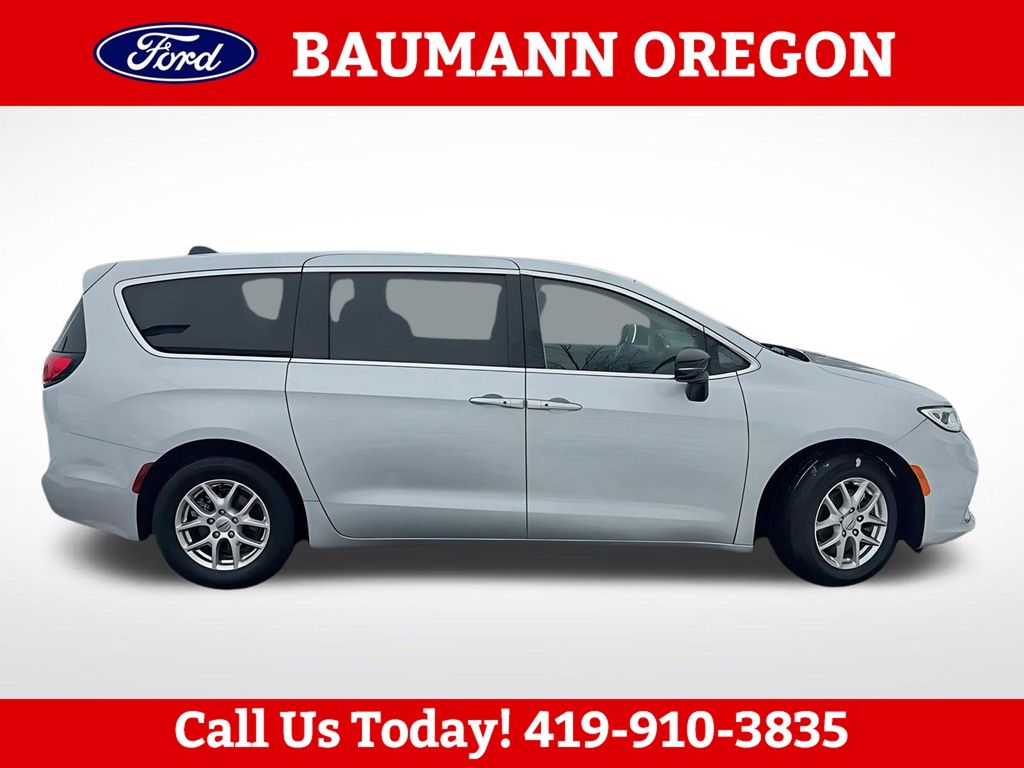 Used 2024 Chrysler Pacifica - photo 9