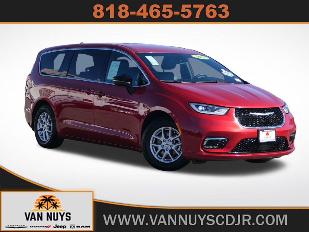 Used 2025 Chrysler Pacifica - photo 1