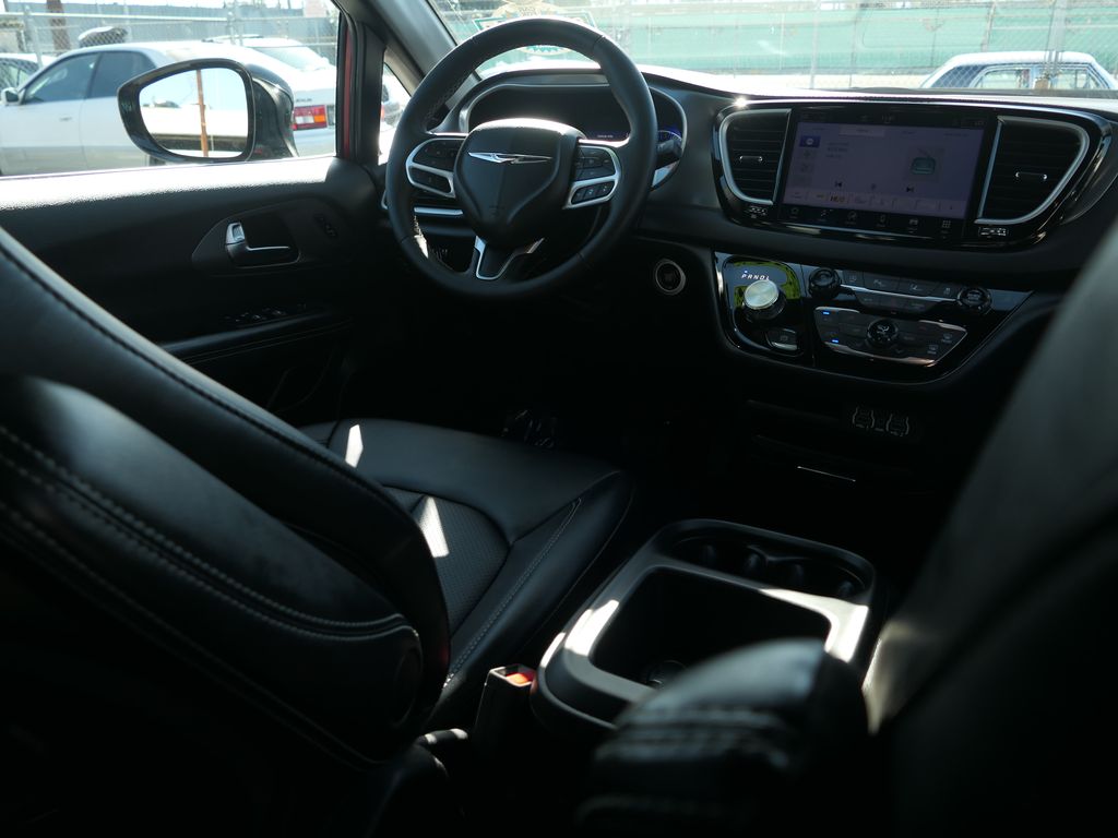 Used 2025 Chrysler Pacifica - photo 24