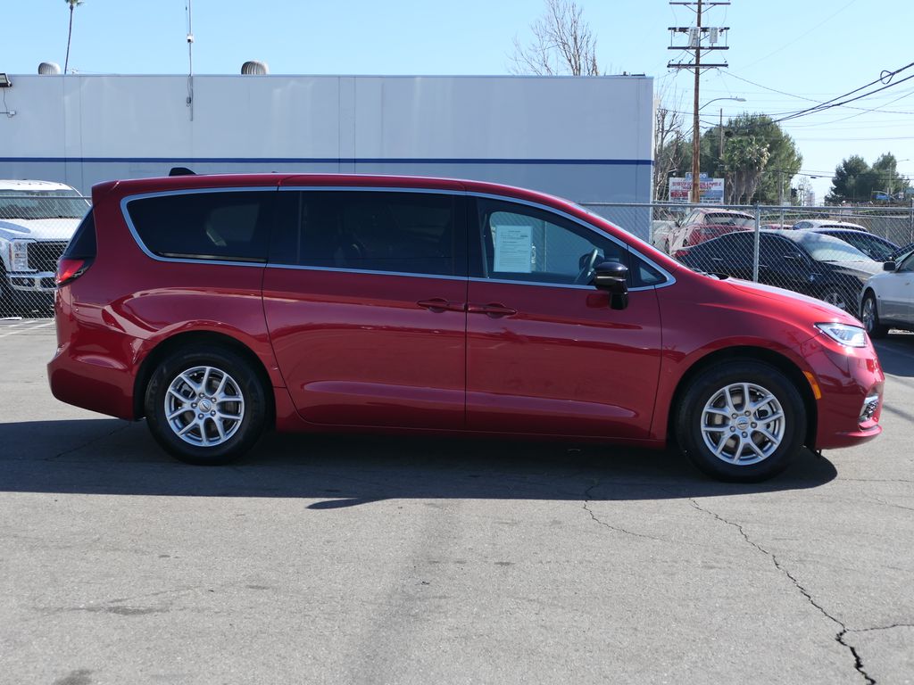 Used 2025 Chrysler Pacifica - photo 6