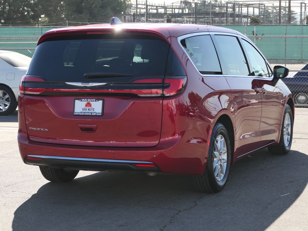 Used 2025 Chrysler Pacifica - photo 2