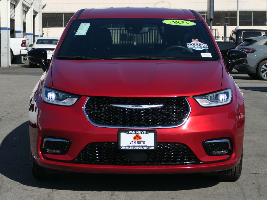 Used 2025 Chrysler Pacifica - photo 9