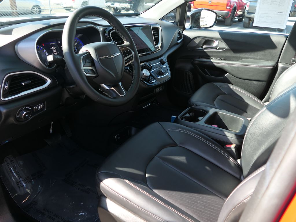 Used 2025 Chrysler Pacifica - photo 11
