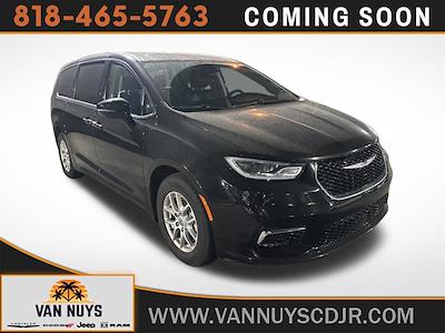 Used 2024 Chrysler Pacifica - photo 1