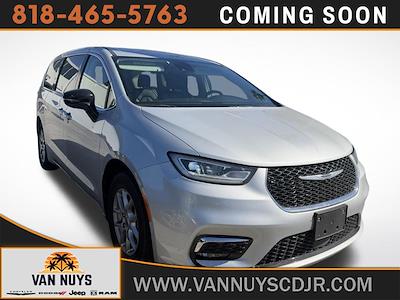 Used 2024 Chrysler Pacifica - photo 1