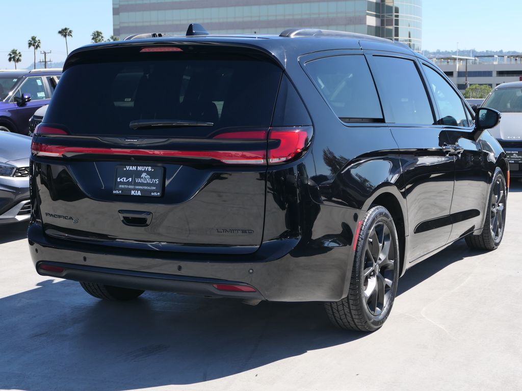 Used 2025 Chrysler Pacifica - photo 2