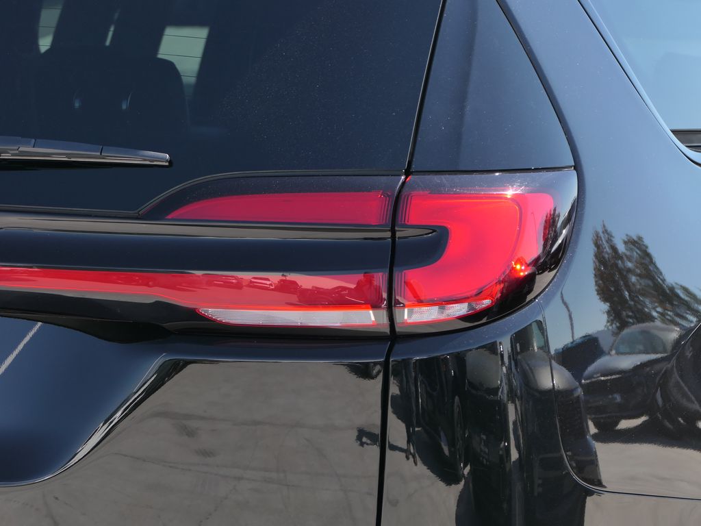 Used 2025 Chrysler Pacifica - photo 5