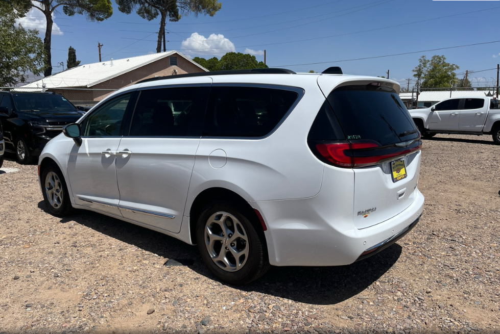Used 2023 Chrysler Pacifica - photo 2