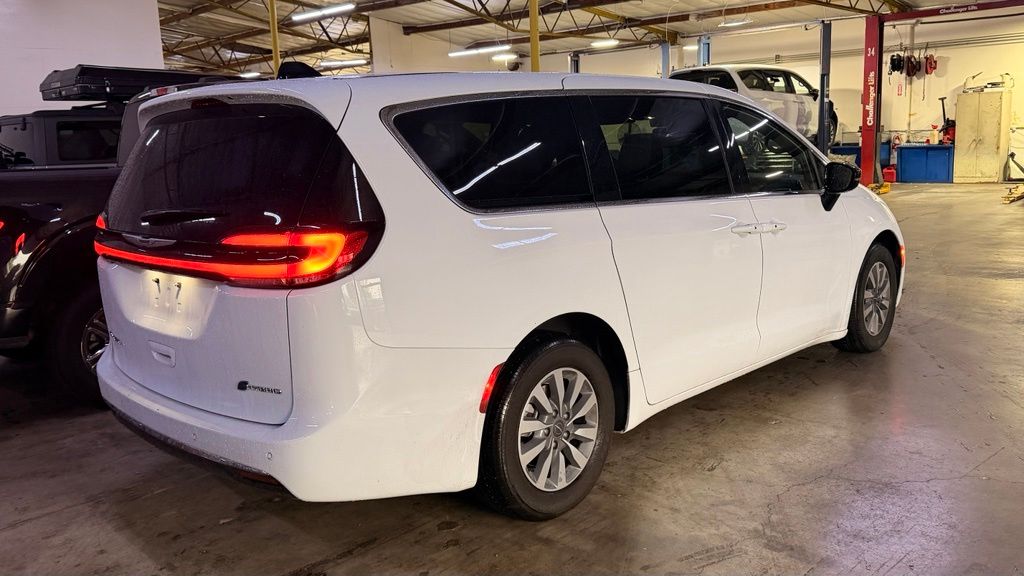 Used 2025 Chrysler Pacifica Select Minivan - photo 3