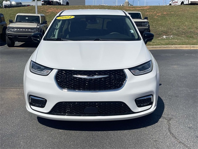 Used 2024 Chrysler Pacifica - photo 2