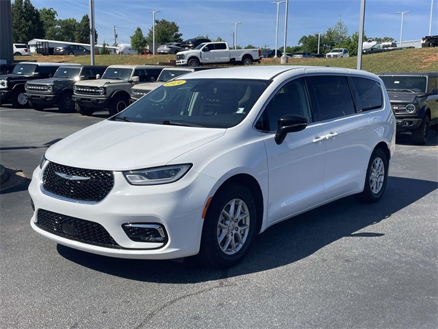 Used 2024 Chrysler Pacifica - photo 5