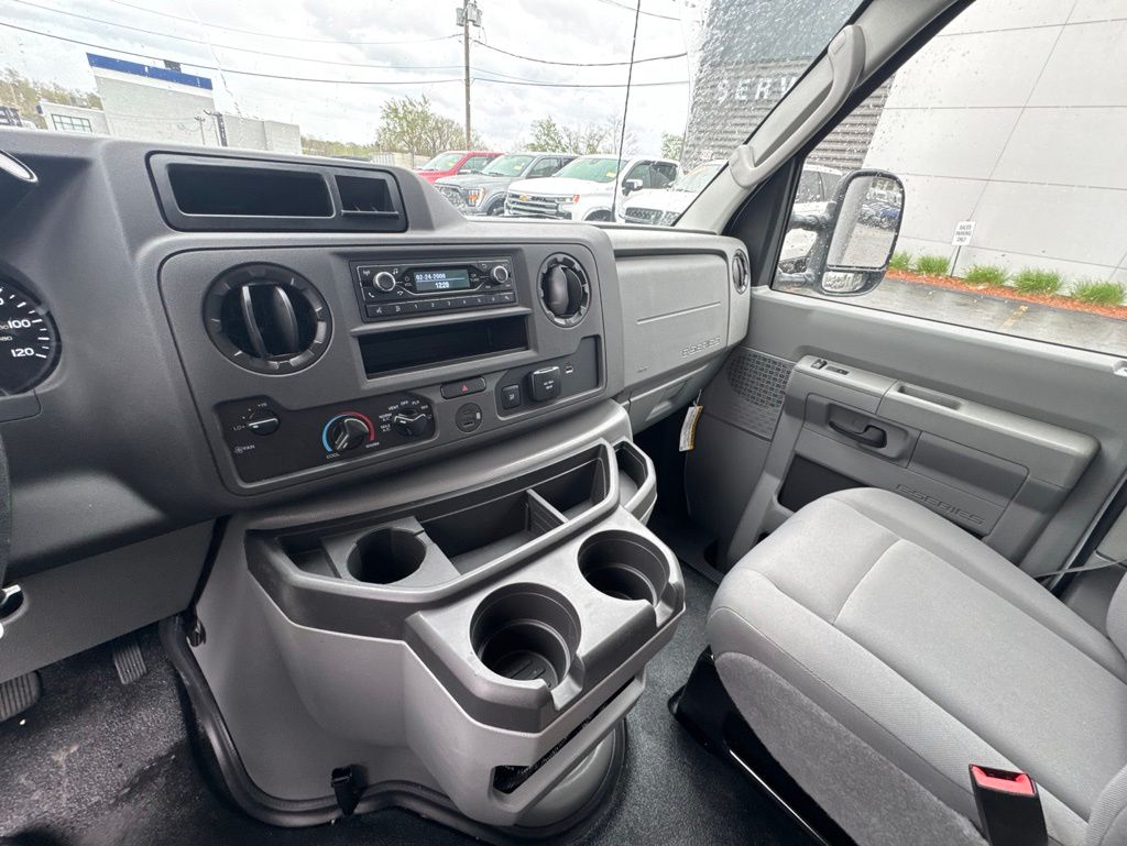 New 2027 Ford E-450 - photo 15