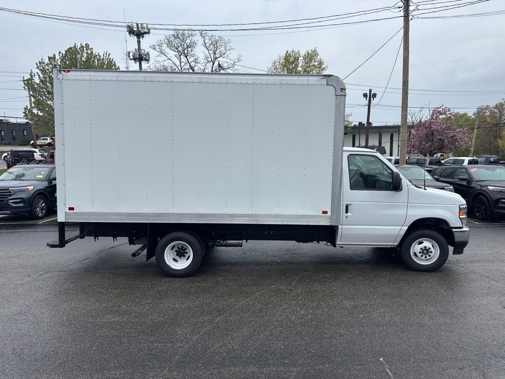 New 2027 Ford E-450 - photo 6