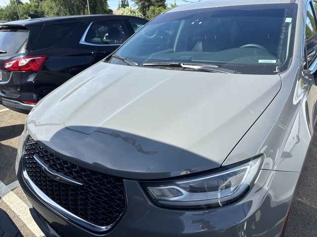 Used 2023 Chrysler Pacifica - photo 1