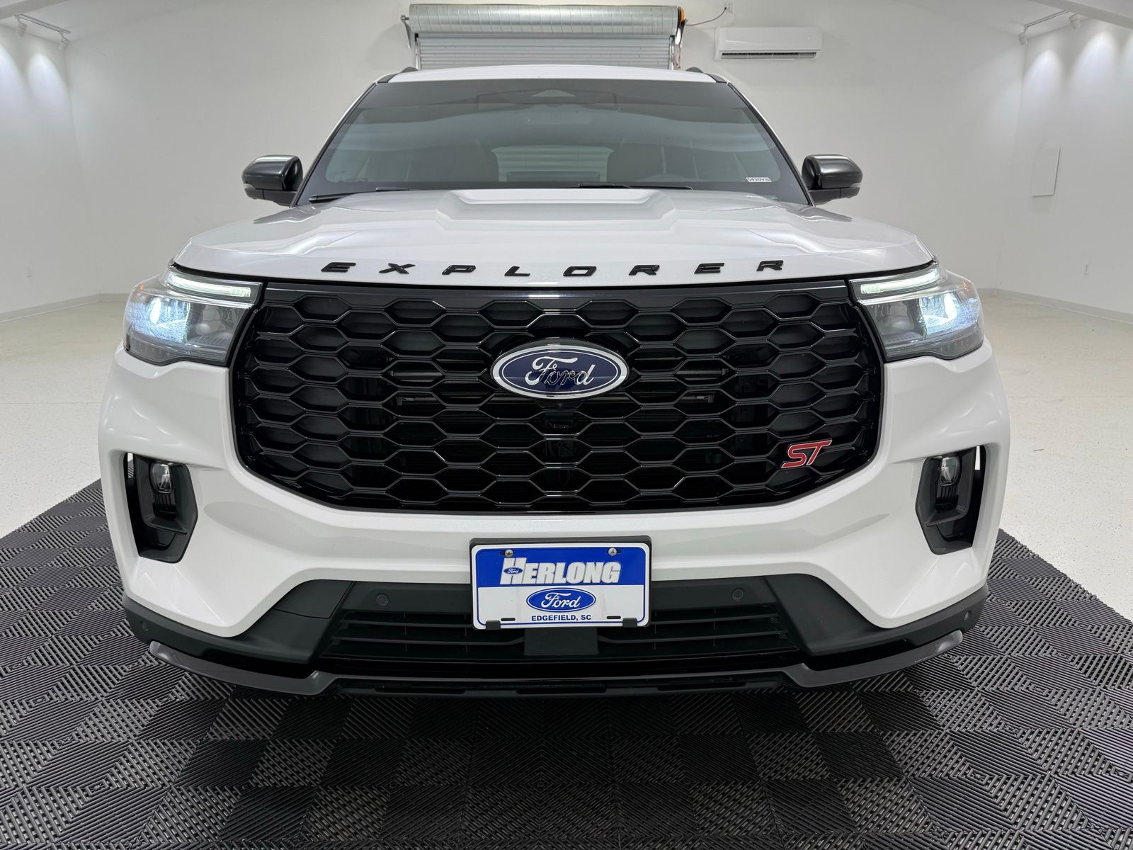 Used 2025 Ford Explorer - photo 1