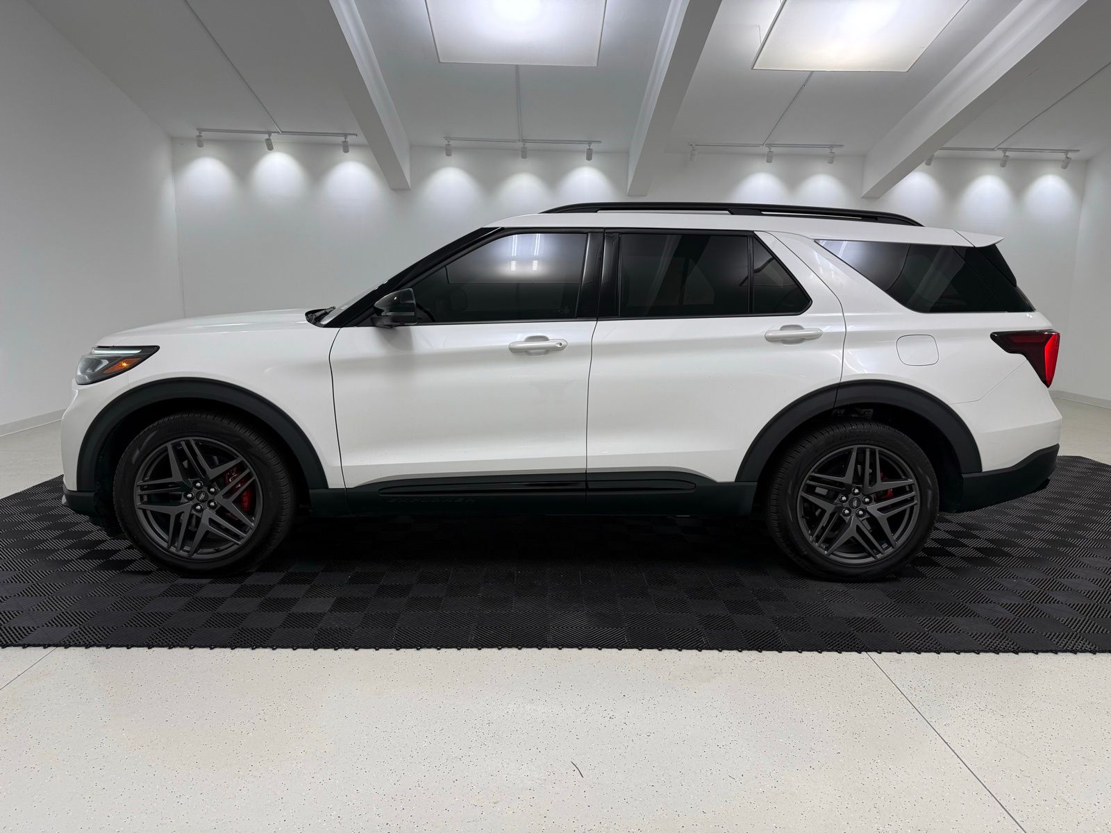 Used 2025 Ford Explorer - photo 5