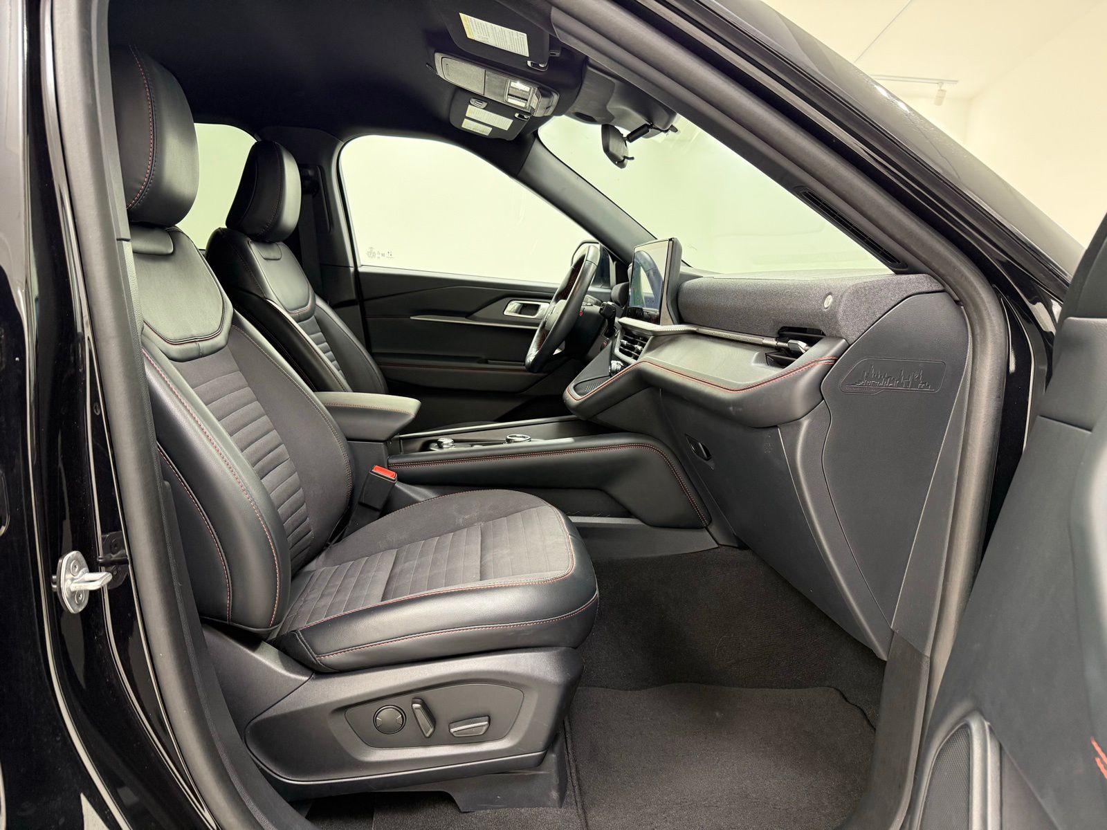 Used 2025 Ford Explorer - photo 30