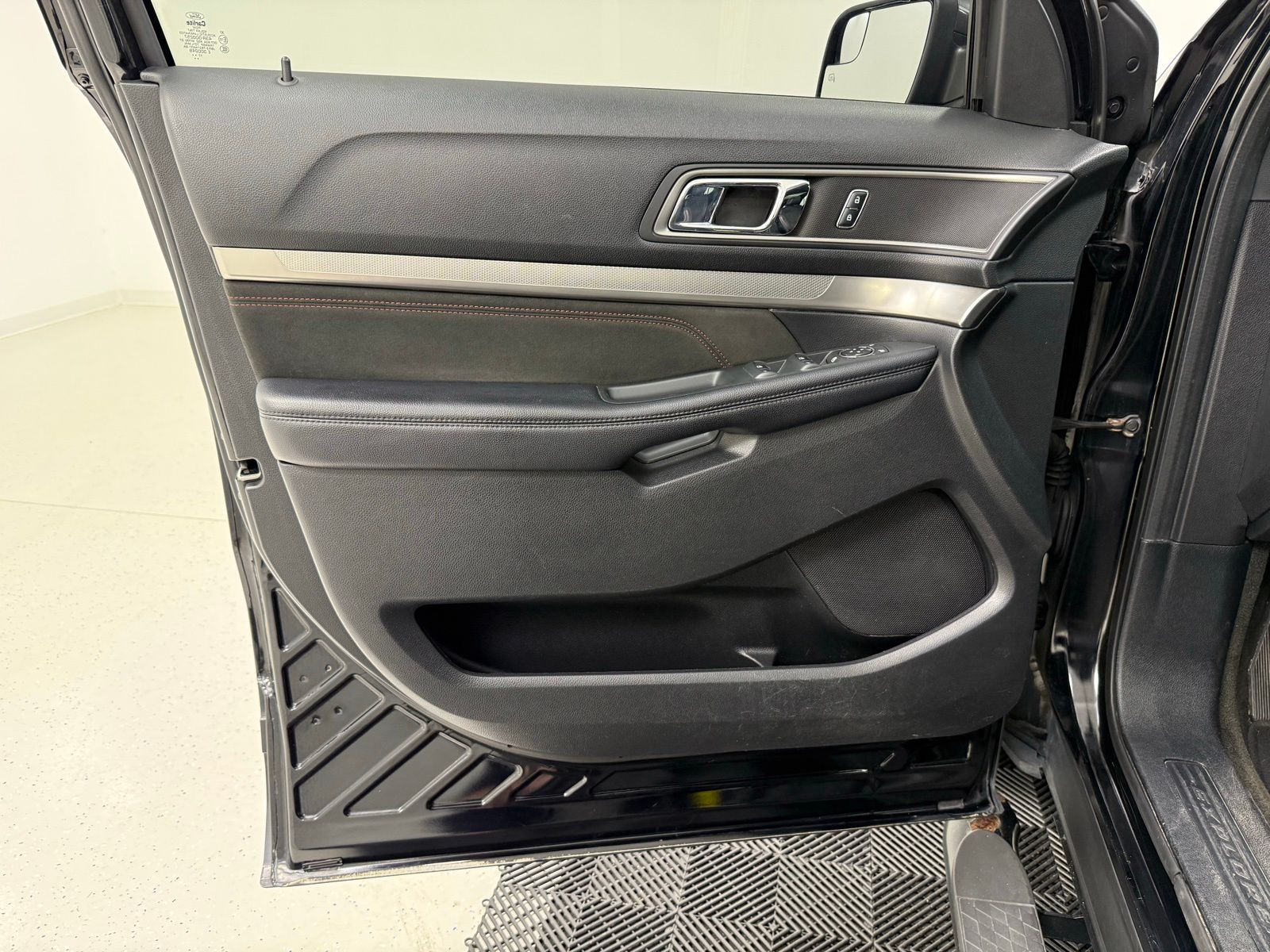 Used 2018 Ford Explorer - photo 2
