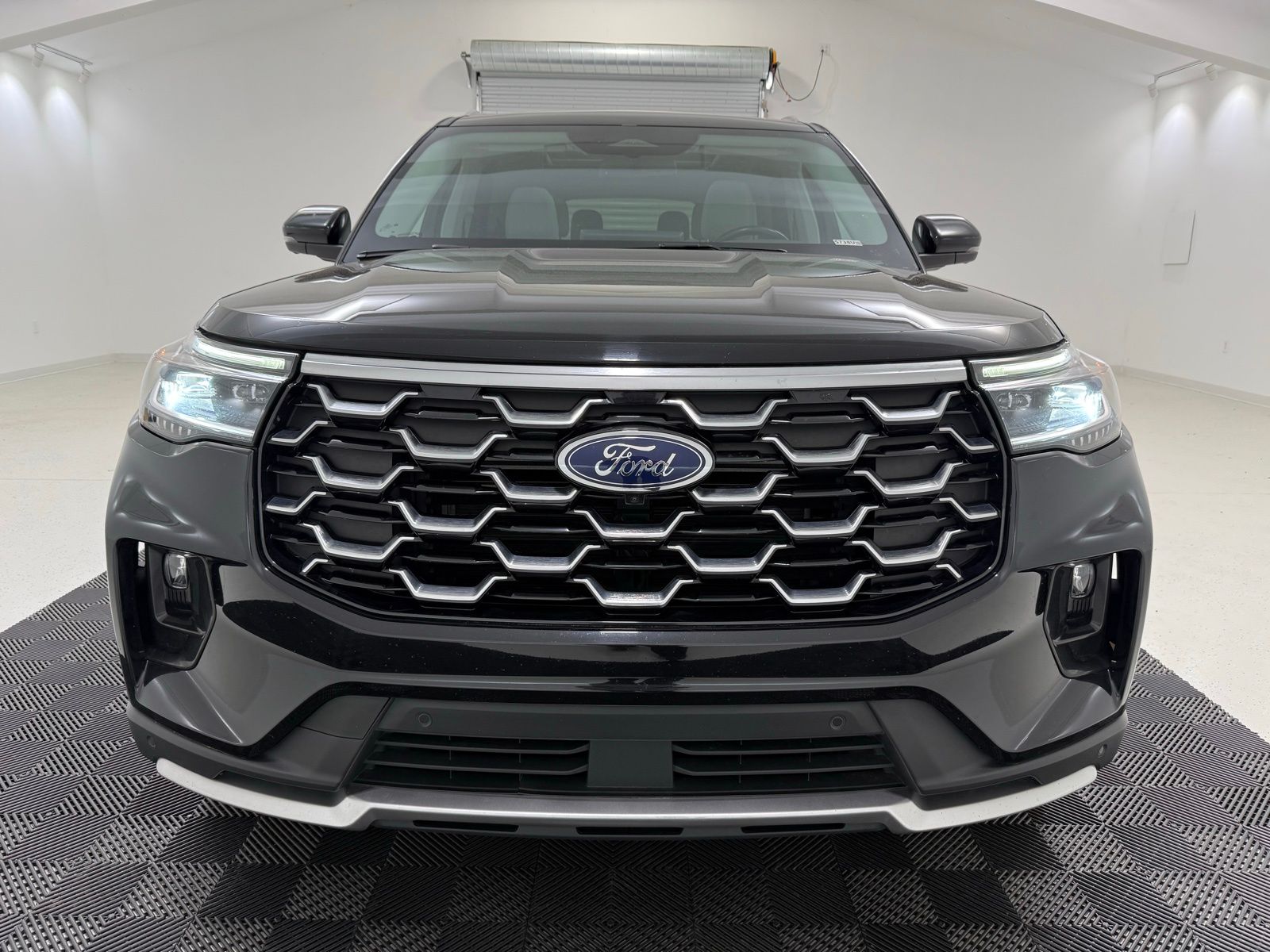 Used 2025 Ford Explorer - photo 2