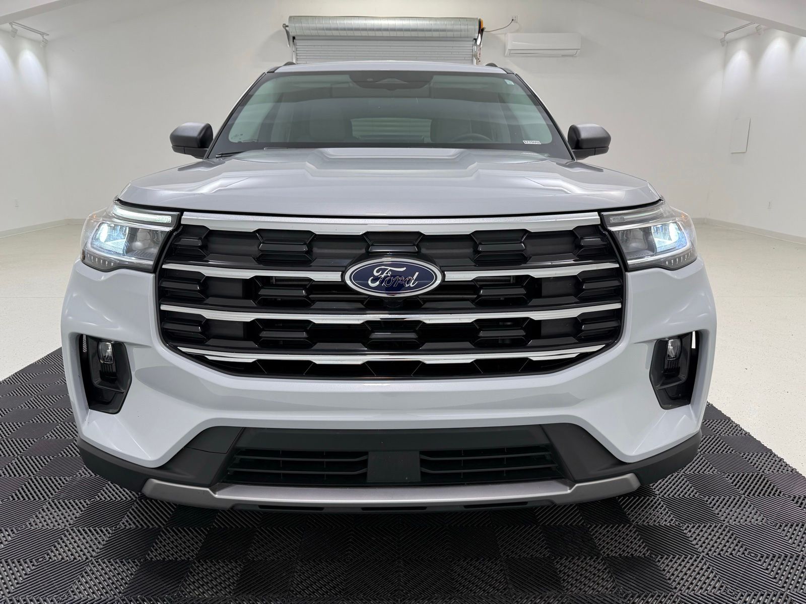 Used 2025 Ford Explorer - photo 1