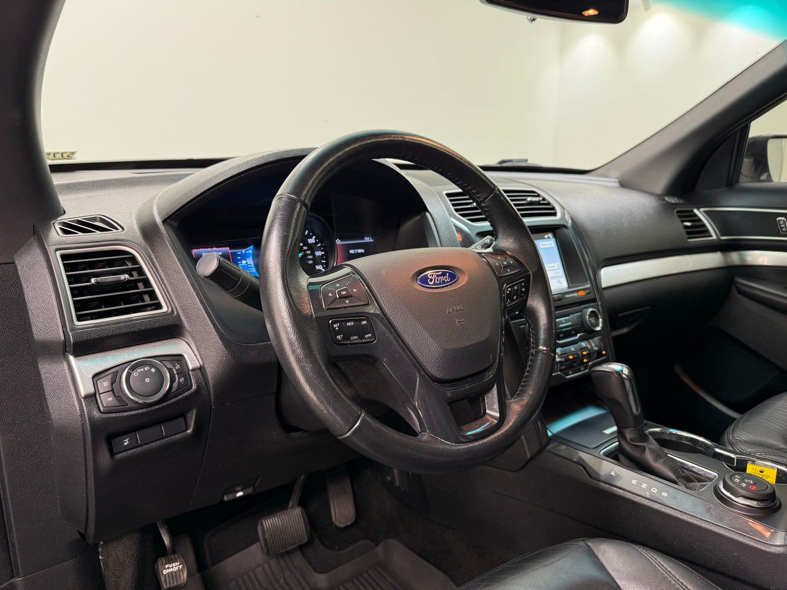 Used 2017 Ford Explorer - photo 6