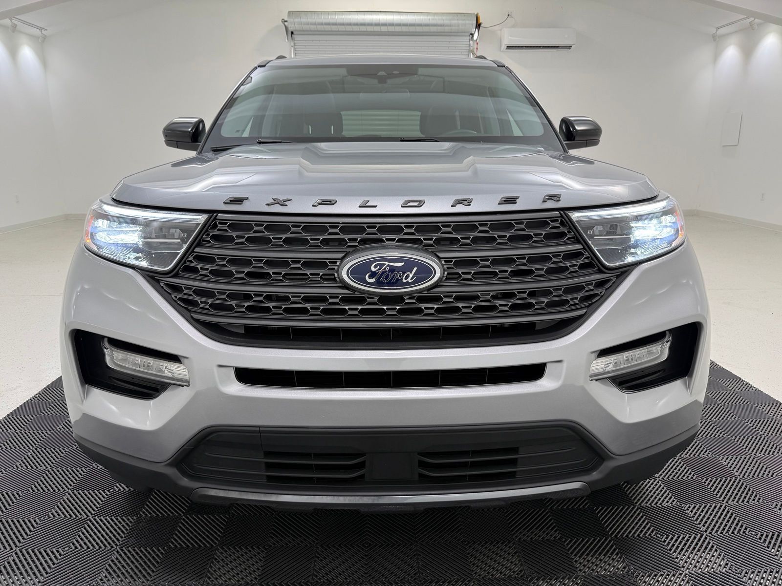 Used 2024 Ford Explorer - photo 2