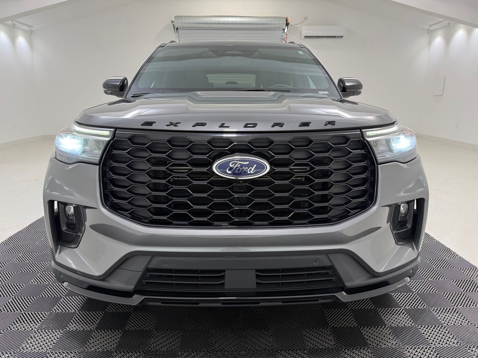 Used 2025 Ford Explorer - photo 2