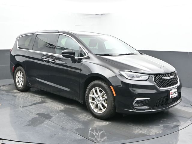Used 2025 Chrysler Pacifica Select Minivan - photo 2