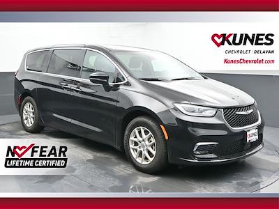 Used 2025 Chrysler Pacifica - photo 1