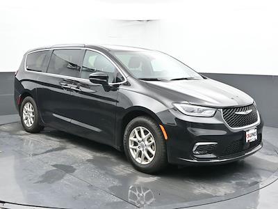 Used 2025 Chrysler Pacifica - photo 1