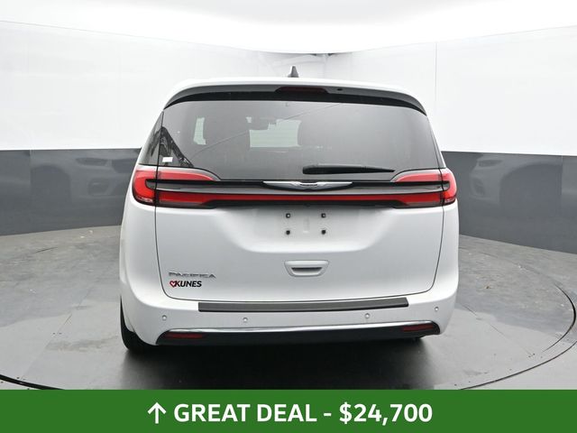 Used 2024 Chrysler Pacifica - photo 11