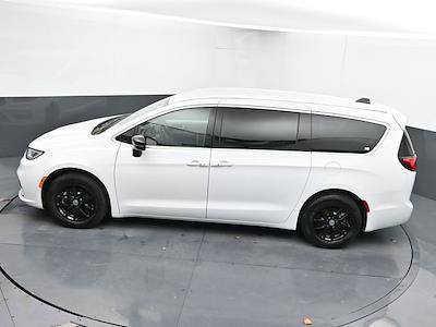 Used 2024 Chrysler Pacifica - photo 1